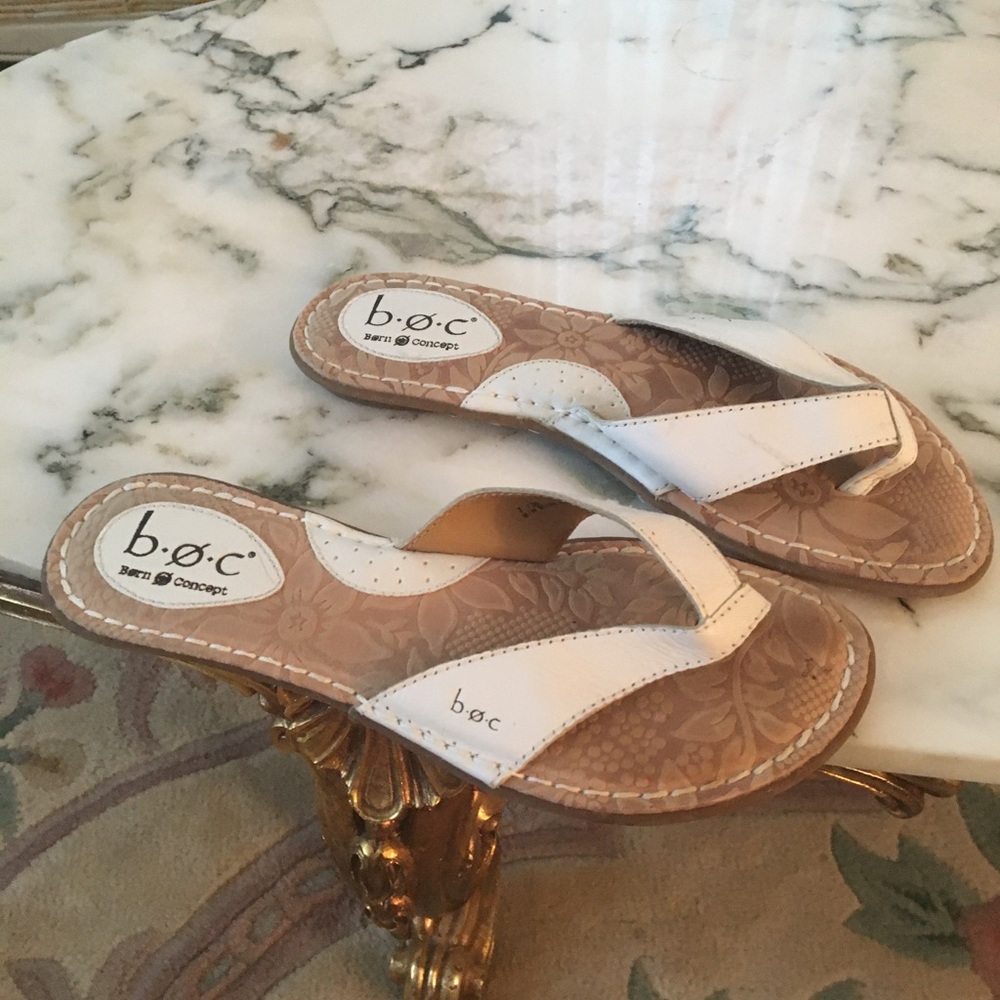 BOC NWOT white sandals size 7